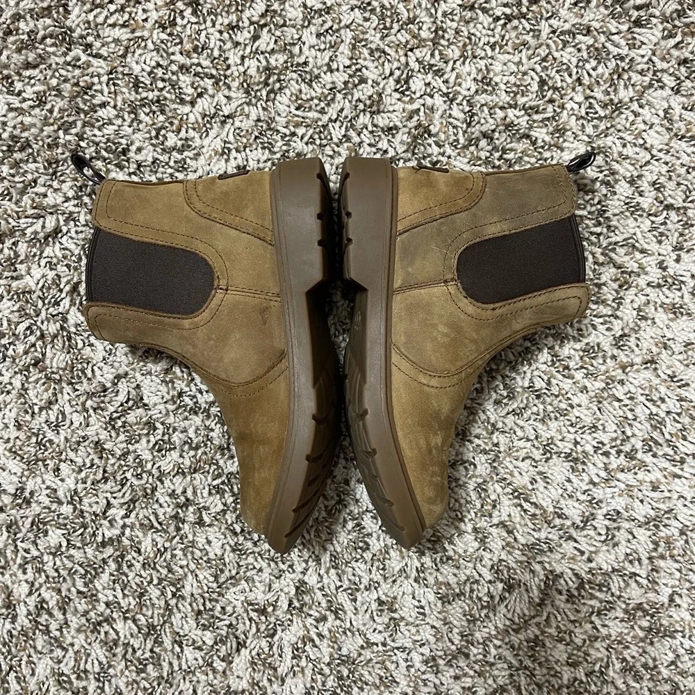 Boys UGG Boots - Picture 3 of 8